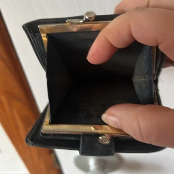 Sold-Gucci kiss lock wallet black leather gold hardware. Vintage SR 035 904 0902 - Picture 9 of 15